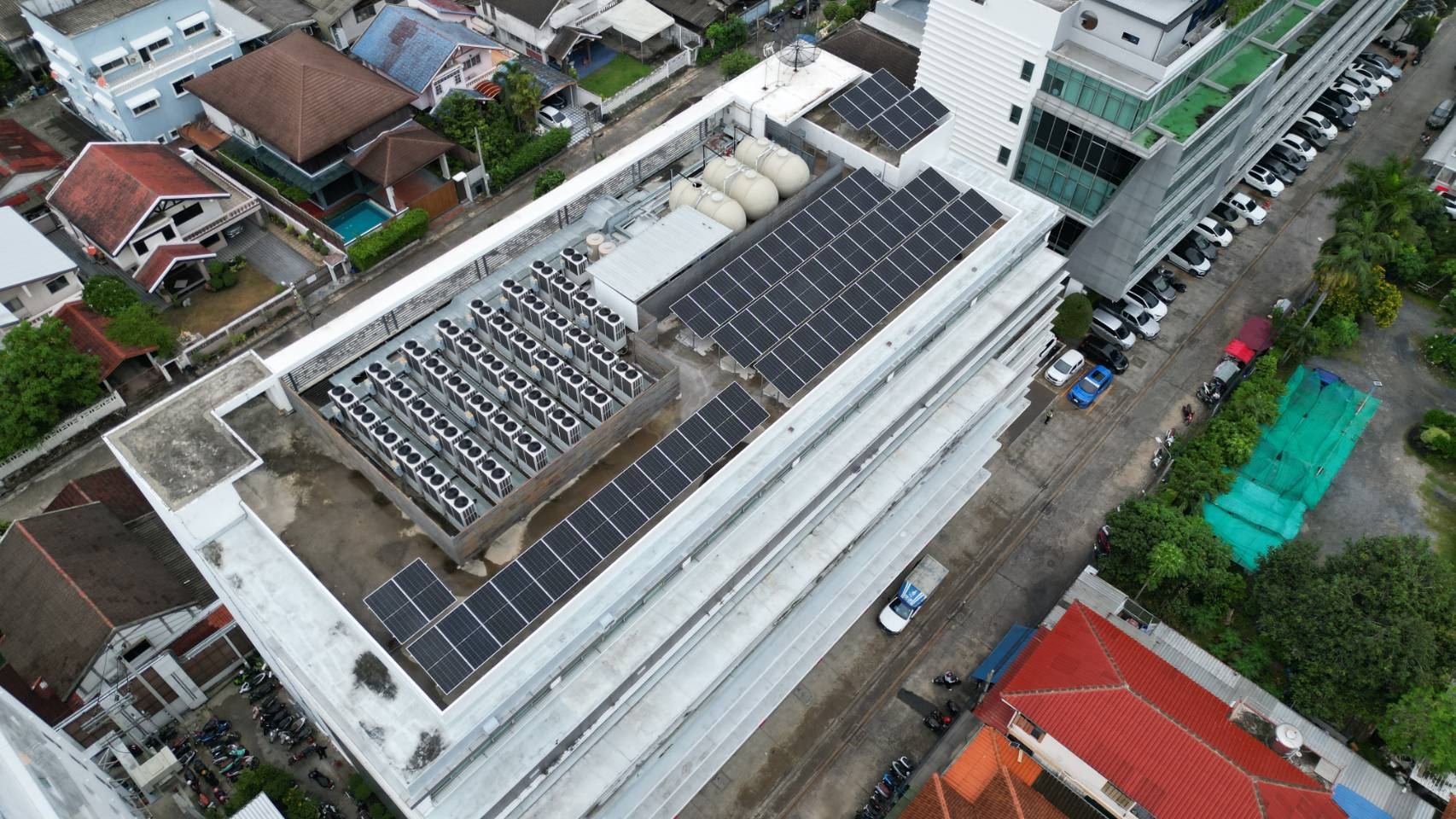 หลังคาอาคารที่ติดตั้งโซลาร์เซลล์เสร็จแล้ว มุมสูง